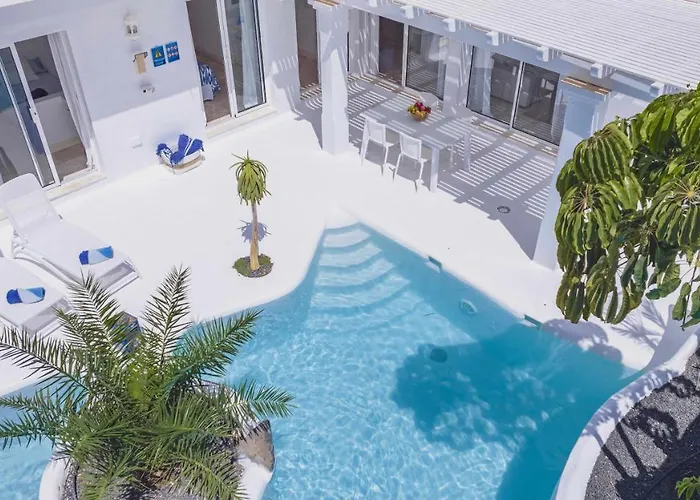 Pet friendly Villa Guajara Piscina Climatiz Jacuzzi Villa 714 Corralejo